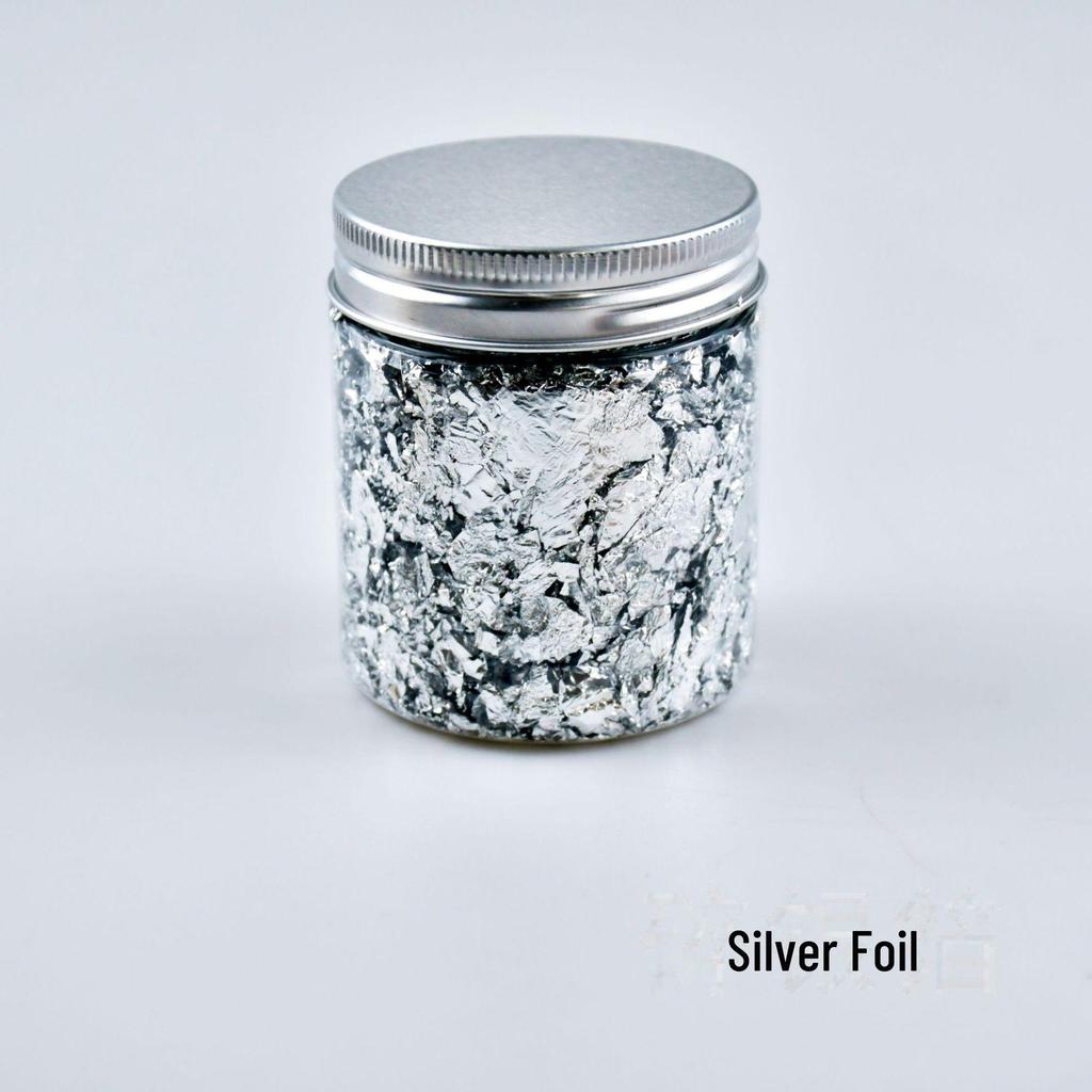 Фрагменты золотой, серебряной, медной и алюминиевой фольги для нейл-арта и декора