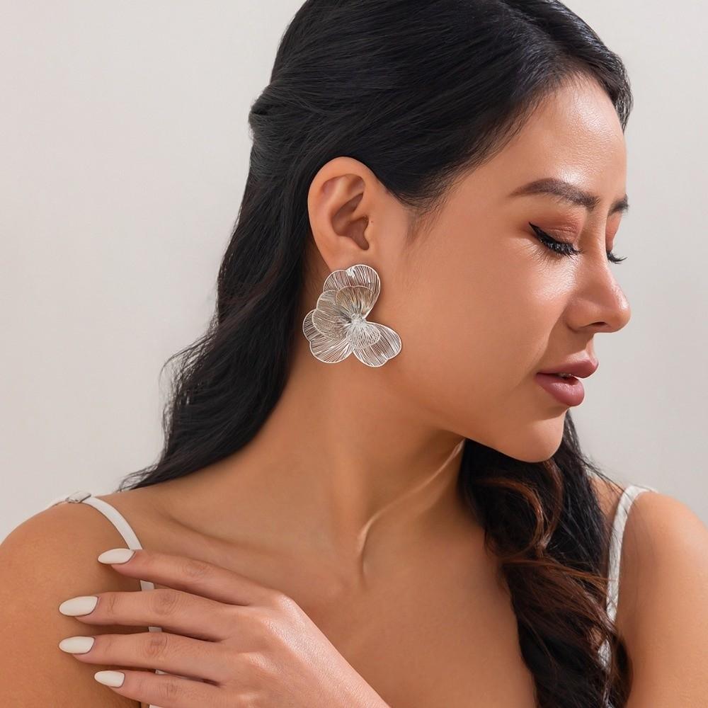 Sweet Hollow Flower Earrings Light Luxury Metal Earrings Golden Flower Stud Earrings Party
