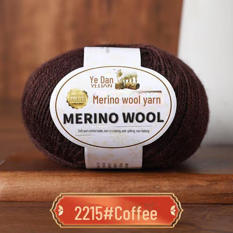 Тканая вручную пряжа из трех нитей мериносовой шерсти средней толщины — идеально подходит для кукольных свитеров, шарфов и шапок.. Изготовлено из 100% овечьей шерсти.