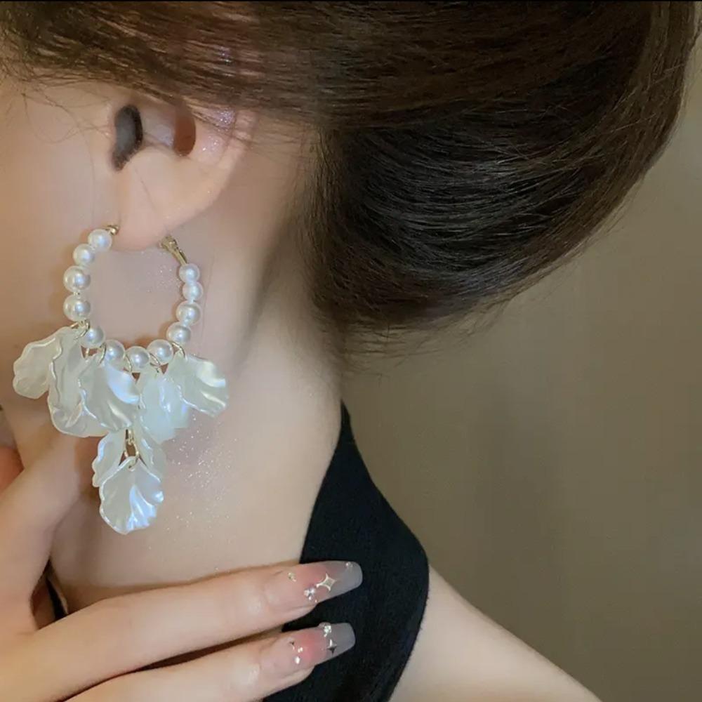 Серьги-кольца с лепестками ракушек, белые серьги-капли с кисточками, элегантные жемчужные серьги, женские