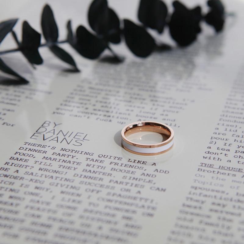 Модное титановое стальное кольцо из розового золота с черной и белой керамикой, парные кольца, керамические украшения KTJ