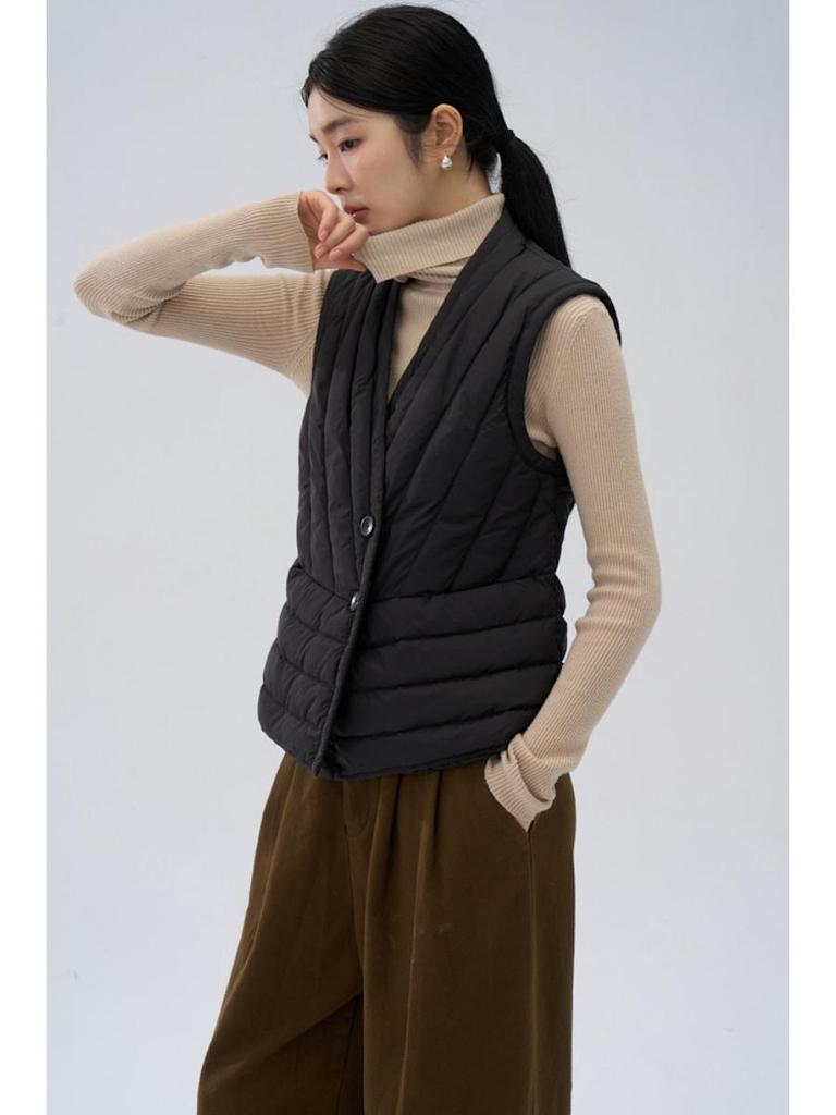 Женский пуховый жилет с V-образным вырезом - 90% пуха, без рукавов, приталенный, для осени и зимы.