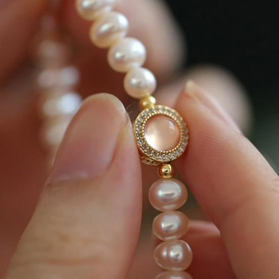 Pearl Bracelets for Women Dainty Stretch Pearl Jewelry for Everyday Wear Wedding & Bridesmaid Bracelet Lightweight Stackable Pearl Accessories