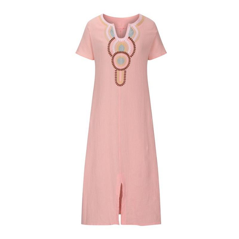 Платье с вышитым разрезом