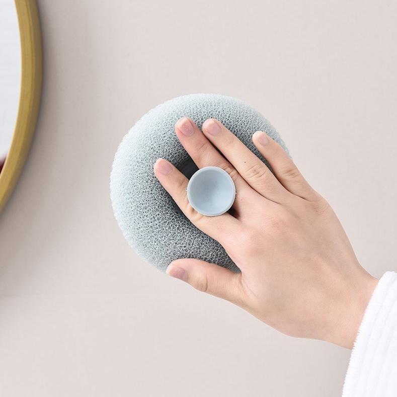 Ванная комната, ванна, душ, массажный шарик для ванны с щеткой-присоской, скребок для тела, скребок для спины, грязевая губка, отшелушивающая щетка