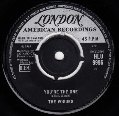 7-дюймовая пластинка VOGUES - You're The One / Some Words HLU9996 London Records, 1965 UK Поп Б/У