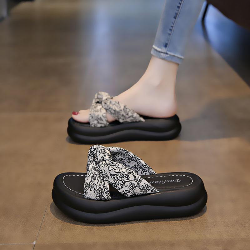 Тапочки женские сандалии женские 2024 новая популярная летняя одежда новый стиль феи толстая подошва пляжная мода одно слово перетаскивание