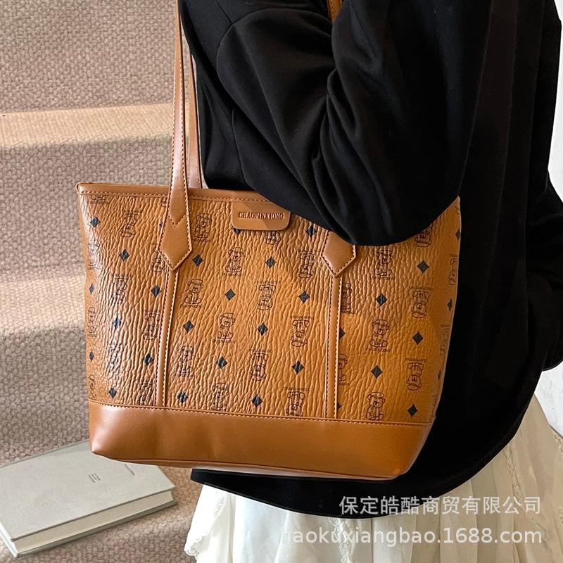 Tote bag women's large capacity 2025 new summer versatile simple shoulder bag casual senior sense work commuter bag