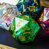 Cusdie 33 мм Радужные с пленкой D20 Кубики, 20-гранные смоляные кубики с острыми гранями, Один D20 многогранный кубик, для настольных ролевых игр