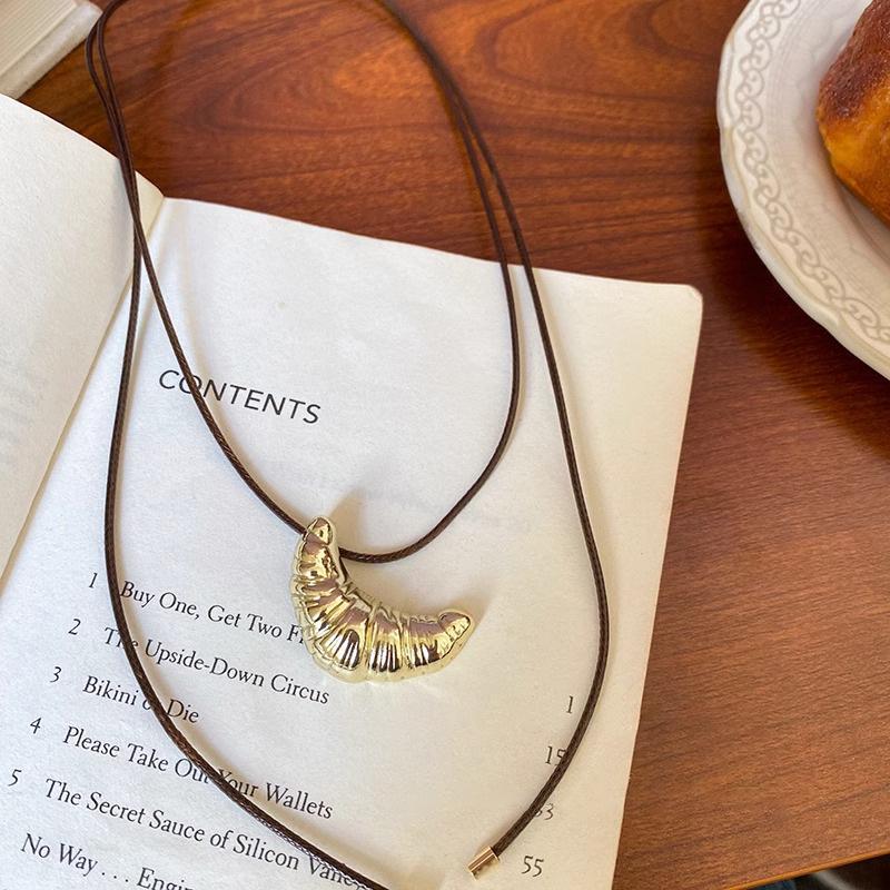 2024 Women's Black Leather Rope Necklace: Korean Croissant Clavicle Chain for Sweaters, Versatile and Elegant.