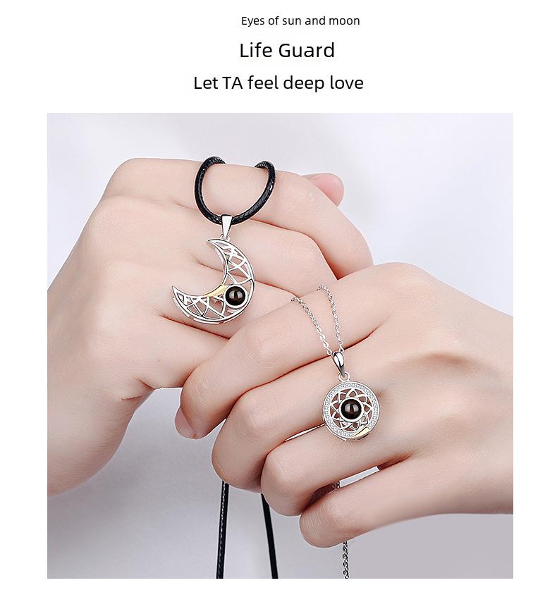 Комплект ожерелий с магнитами для пары «Солнце и Луна» с проекцией на 100 языках