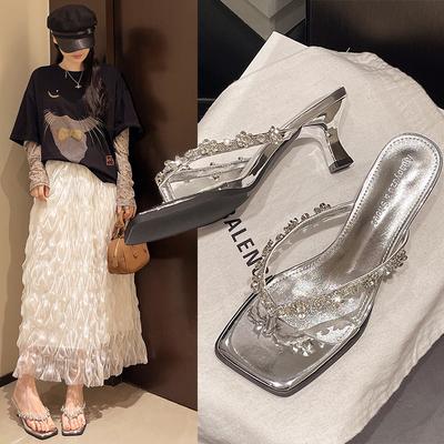 Супер красивые шлепанцы на тонком каблуке с перемычкой между пальцами женские для улицы лето 2025 новая модель фея ветер стразы темперамент высокий каблук крутые тапочки