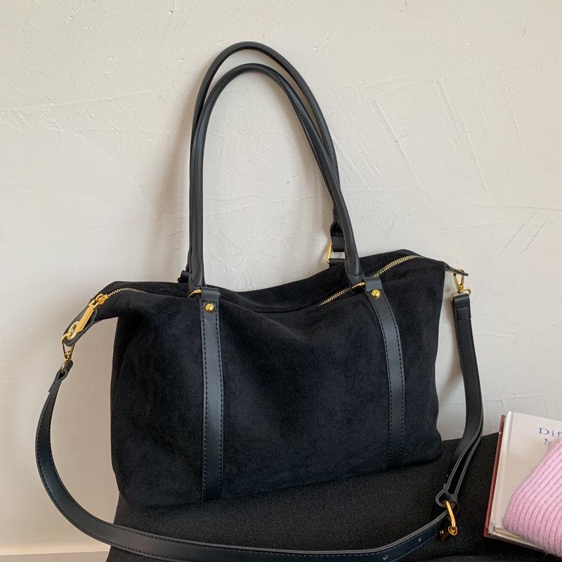 Замшевая сумка женская осень и зима 2025 новая нишевая дизайнерская сумка-мессенджер популярная матовая ретро портативная сумка-тоут