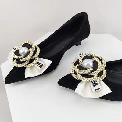 Модные туфли-лодочки больших размеров 35-42, новые популярные женские туфли на среднем каблуке, с квадратным и острым носком, украшенные цветком камелии, офисные туфли из кожи, мягкая подошва