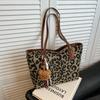 2025 зима новая корейская персонализированная леопардовая сумка под мышку в иностранном стиле, темпераментная плечевая сумка-тоут в ленивом стиле