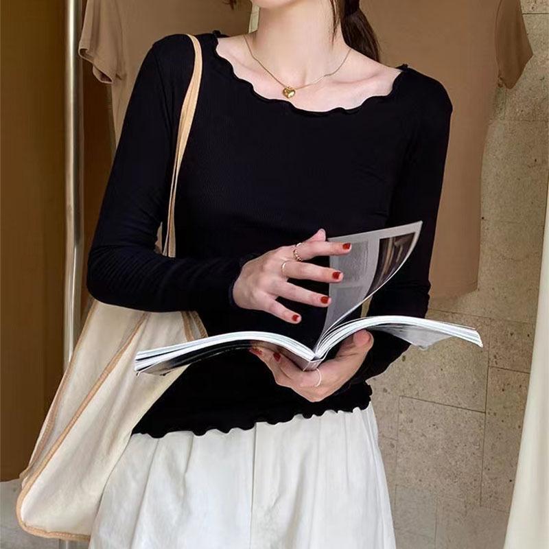 Женская базовая модель с длинными рукавами и деревянными ушками. Футболка с круглым вырезом. Рубашка с верхом внутри.