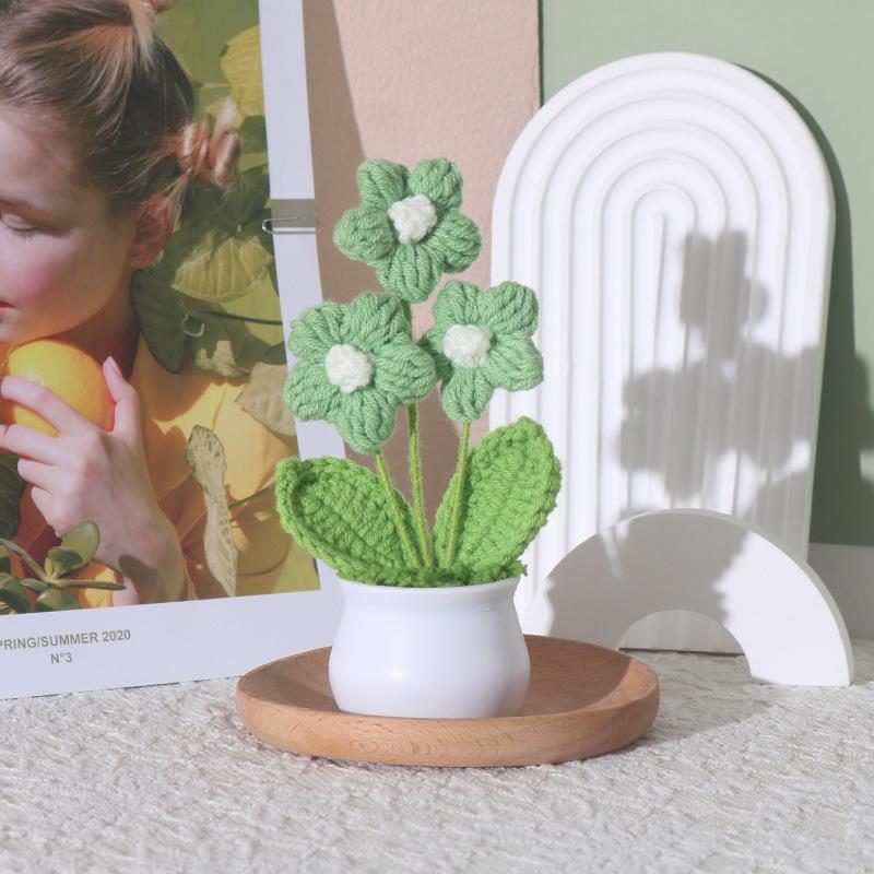 Вязаное вручную шерстяное маленькое растение в горшке с тремя цветами, украшение для рабочего стола, подарок