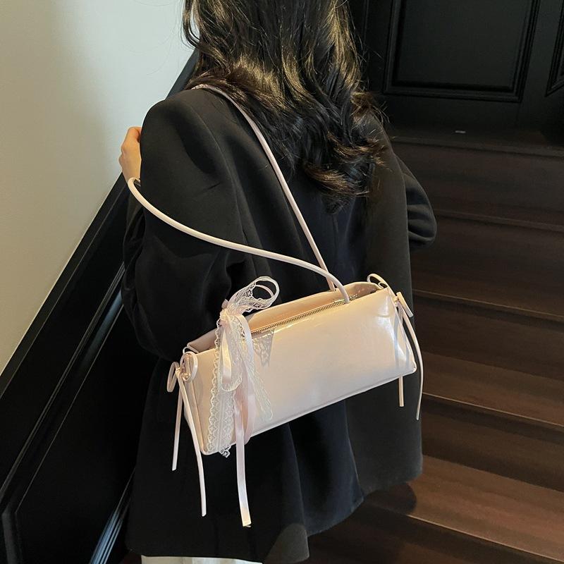 Сумка большой вместимости женская весна-лето нишевый дизайн 2025 новая повседневная простая плечевая сумка-багет для通勤