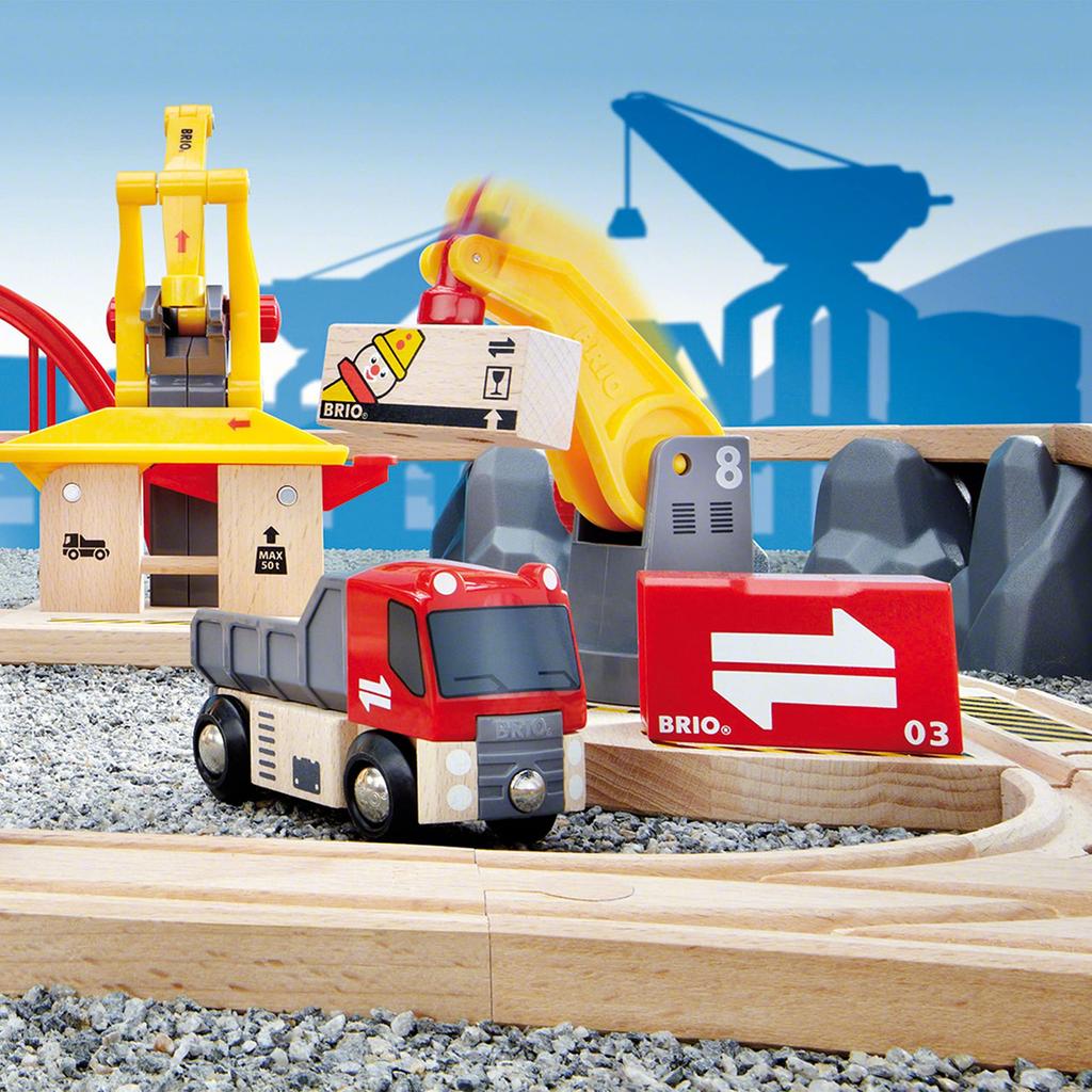 BRIO WORLD Cargo Rail Deluxe Set [Всего 54 детали] Возраст от 3 лет и старше (Игрушечный поезд с электромобилем и деревянными рельсами) 33097