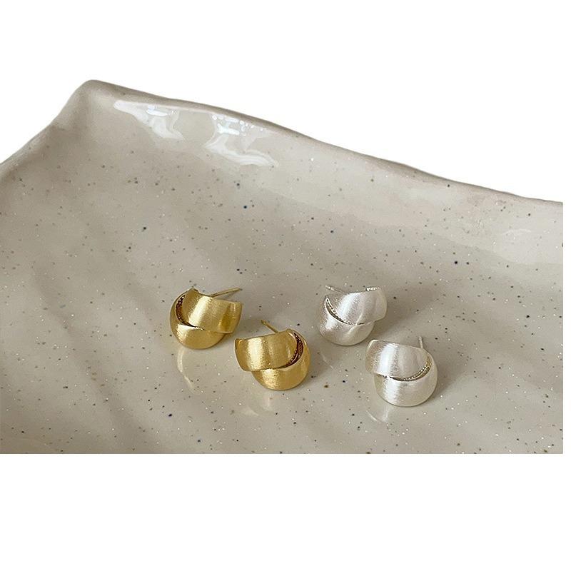 Niche Design Brushed Metal Staggered High-End Stud Earrings Women'S Cold Wind Simple Personalized Earrings