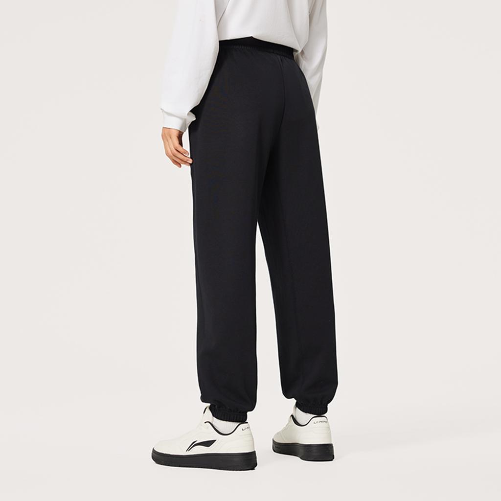 Li Ning Sports Lifestyle Series однотонные удобные влагоотводящие повседневные брюки с манжетами мужские низы черного цвета AKLU577-1