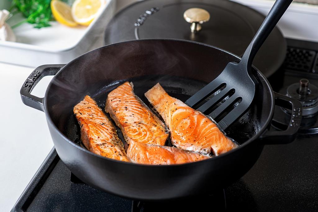 Сковорода-соте staub Granblue Two Hand Литая эмалированная кастрюля мелкая Sukiyaki совместима с IH Japanese Blaiser "Blazer 24 см" [Авторизованный продукт] 40511-477