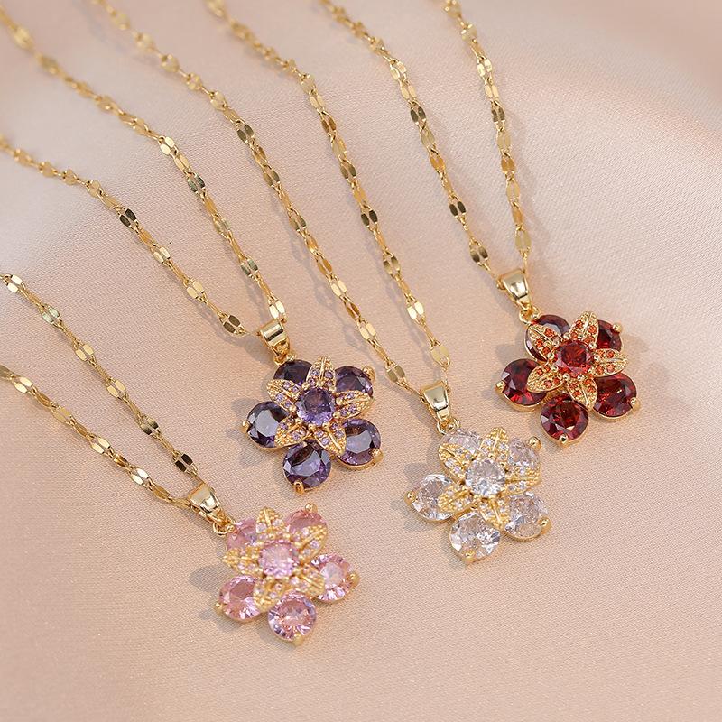 Luxurious Exquisite Flower Decorative Copper Necklace for Fashionable Zircon for Women To Wear During Summer Travel