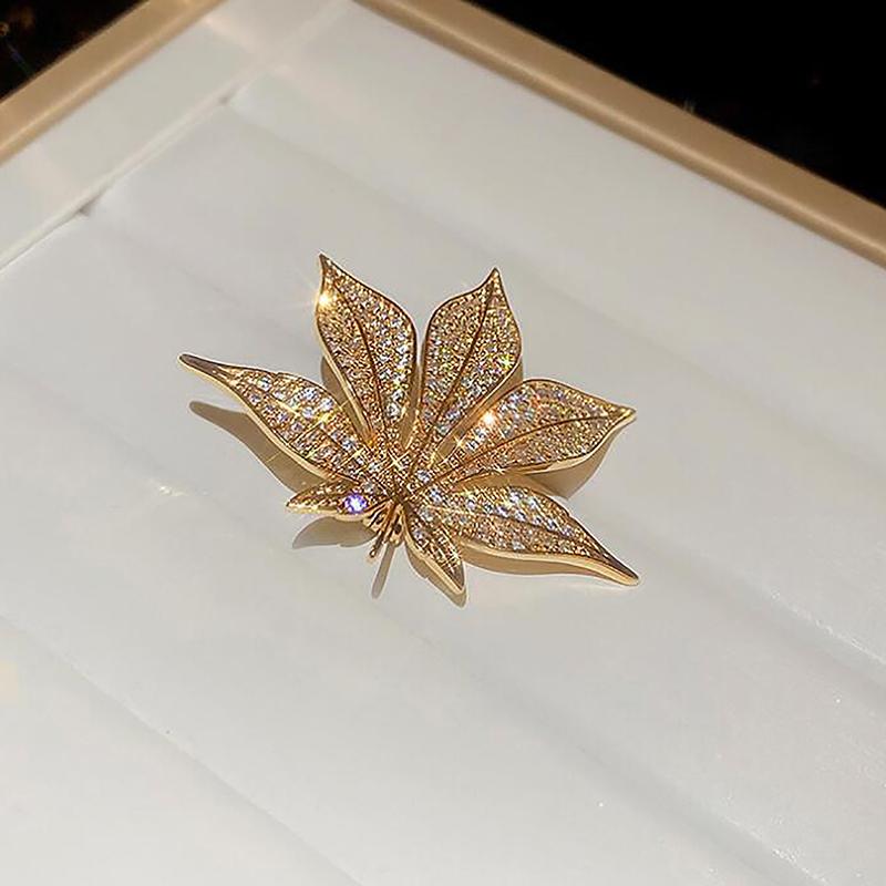 Элегантная брошь в виде кленового листа с украшениями из стразов