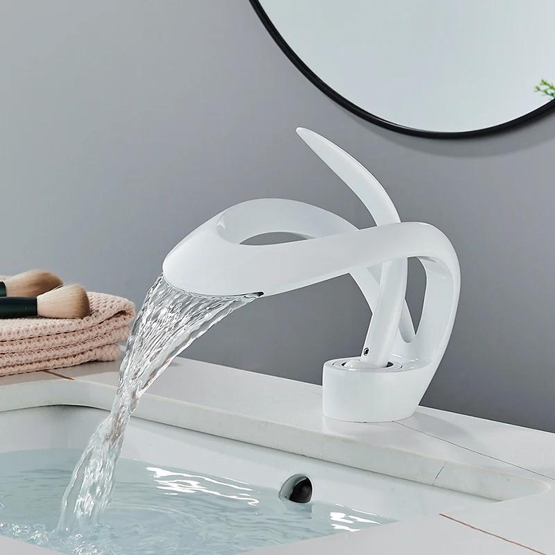 Uythner Роскошный Креативный Водопадный Смеситель для Раковины Однорычажный Настенный Смеситель для Раковины Черная Латунь Горячая Холодная Вода для Ванной Комнаты Смеситель для Туалетного Столика