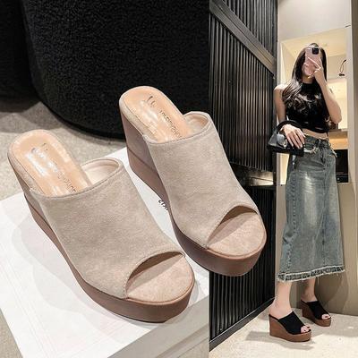 Женские шлепанцы на танкетке с толстой подошвой, лето 2025, новая мода, уличная обувь, замшевые босоножки на высоком каблуке с небольшой платформой