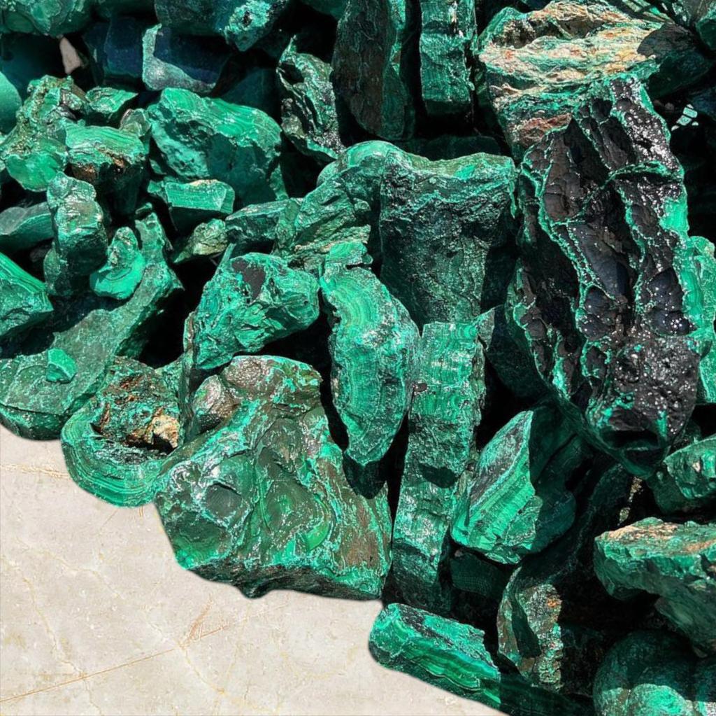 Натуральный малахит необработанный, необработанный драгоценный камень, необработанные минералы необработанные, необработанный малахит необработанный, образцы малахита необработанные драгоценные камни для изготовления ювелирных изделий.