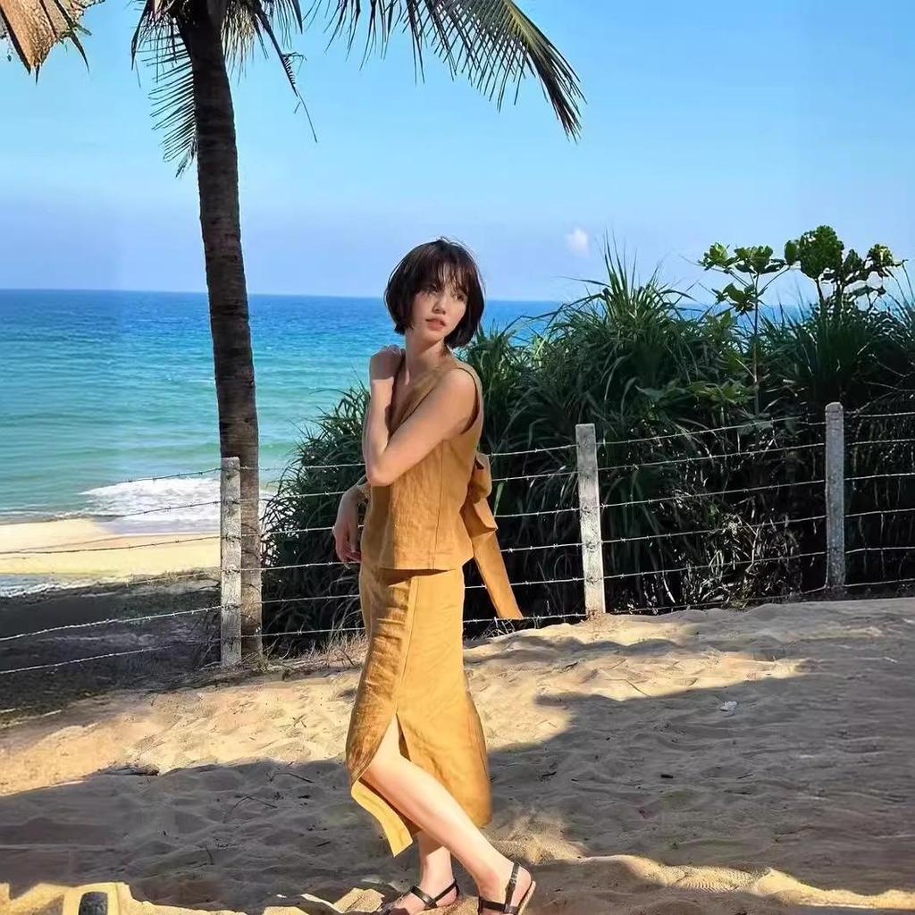 Летний комплект из топа без рукавов с V-образным вырезом и юбки миди 2024