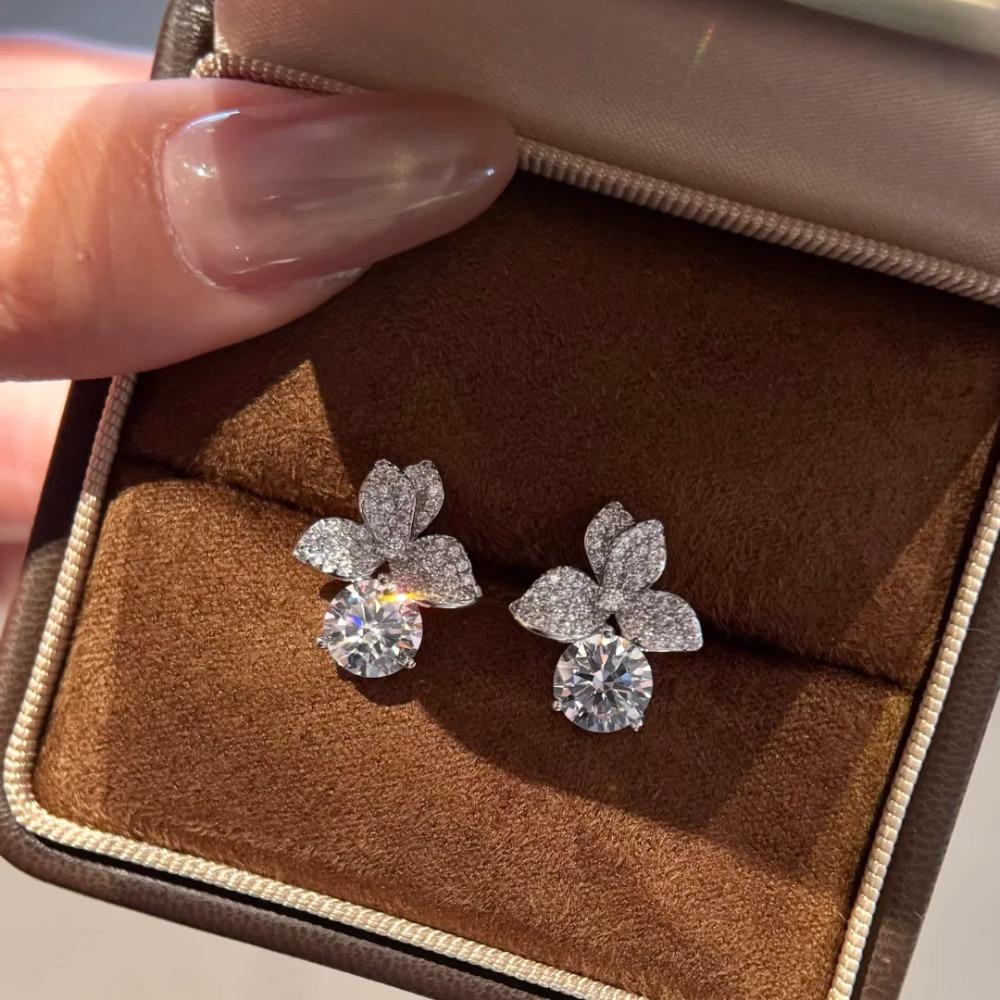 Elegant 2 Carat Zircon Clover Earrings for Women Sparkling Micro Pave Diamond Stud Earrings Luxury Style