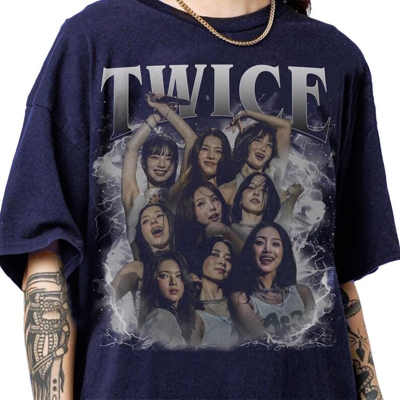 2026 Ретро 90-х Винтажная Футболка с участницами Twice, Ретро Twice Kpop Графическая Ретро Футболка, Джихё, Наён, Момо, Сана, Мина, Цзыюй Корейский Подарок для Любителя
