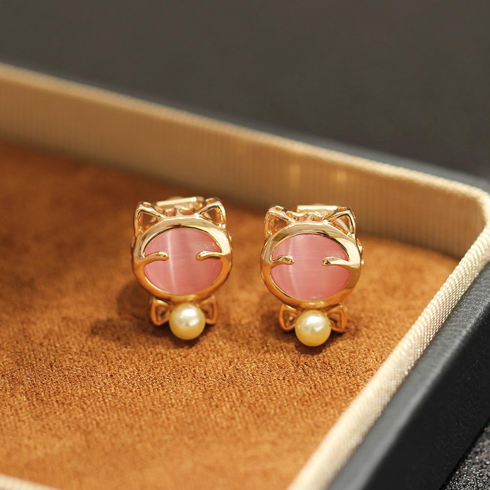 Cute and versatile cartoon gold-plated cat stud earrings artificial cat's eye stone powder white two-color ear clip no ear piercing earrings for women