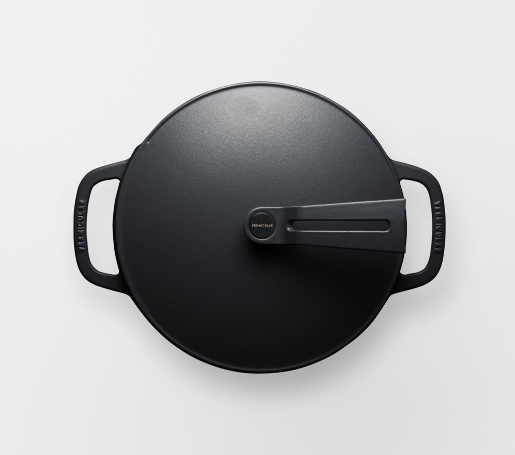 Vermicular Литая эмалированная кастрюля 22 см, премиум-черная, ограниченный выпуск, готовка без воды, выпечка без воды, специальная книга рецептов, в комплекте кастрюля для духовки 2, отдельно стоящая