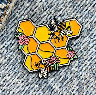 Новая эмалированная булавка в виде пчелиных сот с цветами, металлический соединитель, подарок на день рождения, 1 шт.