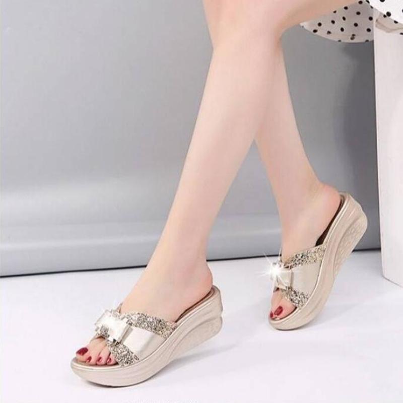 Женские летние блестящие тапочки, женская прогулочная обувь, женская кожаная обувь на танкетке, женские повседневные сандалии с открытой пяткой, удобная платформа