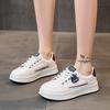 2025 новые толстоподошвенные маленькие белые туфли женские весенние на плоской подошве модные универсальные взрывные, подчеркивающие маленькую ножку, повседневные спортивные кеды для скейтборда