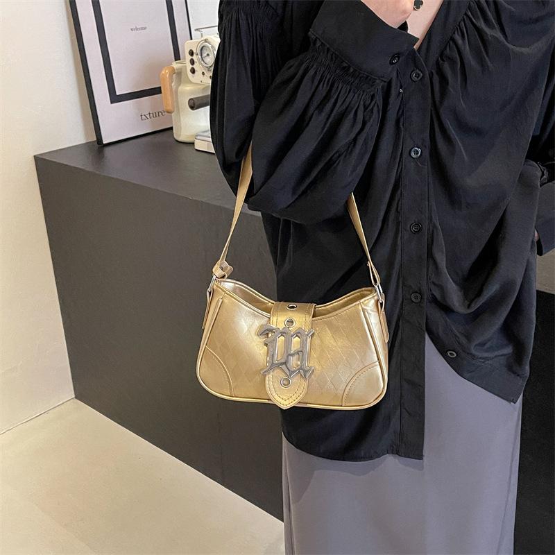 Новая корейская версия модной портативной небольшой квадратной сумки 2024 года, весенняя нишевая дизайнерская модная сумка, женская новая сумка-мессенджер для женщин