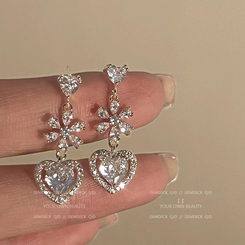 Sweet and cool girl~ Light luxury high-end butterfly earrings New year's trendy cold wind sweet stud earrings and ear jewelry