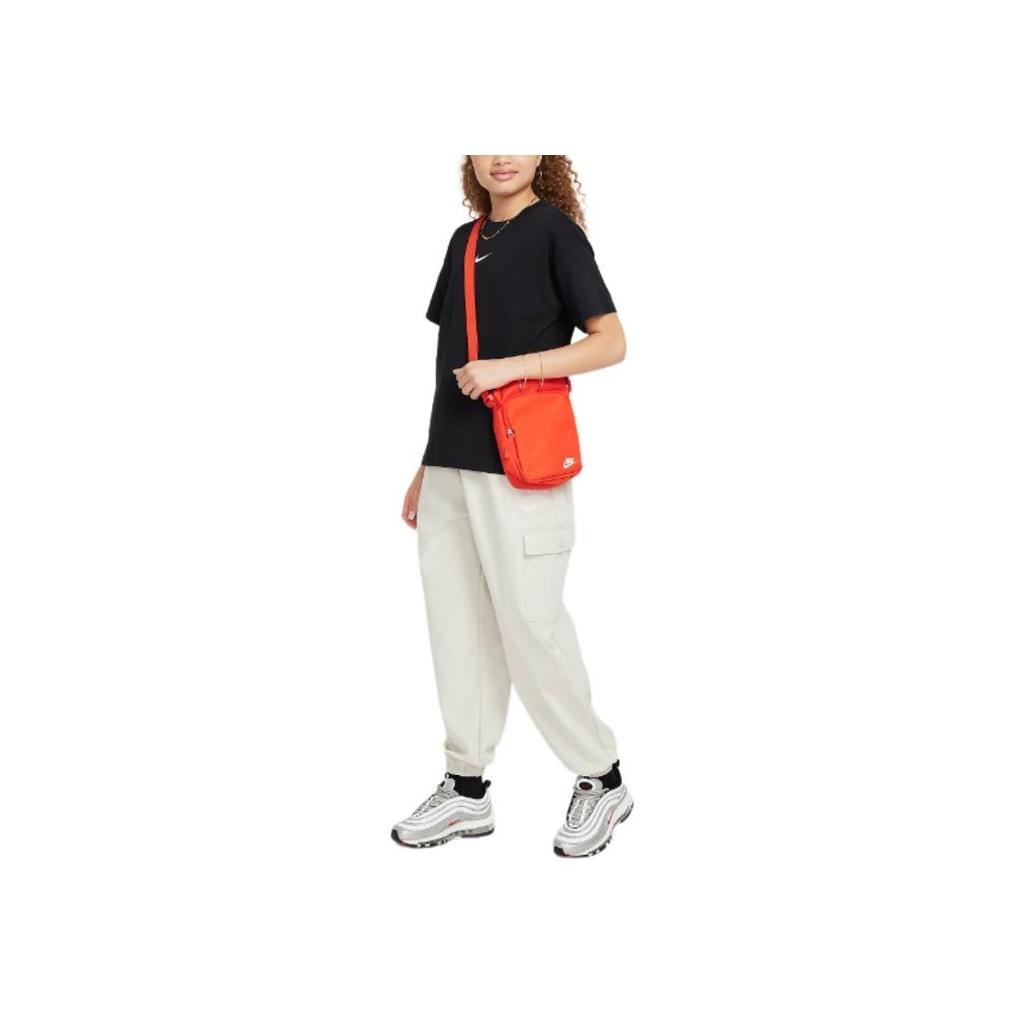 Nike Футболка серии Sportswear Essentials, мягкая, с вышитым логотипом, с круглым вырезом, коротким рукавом, для детей, черная FZ5539-010