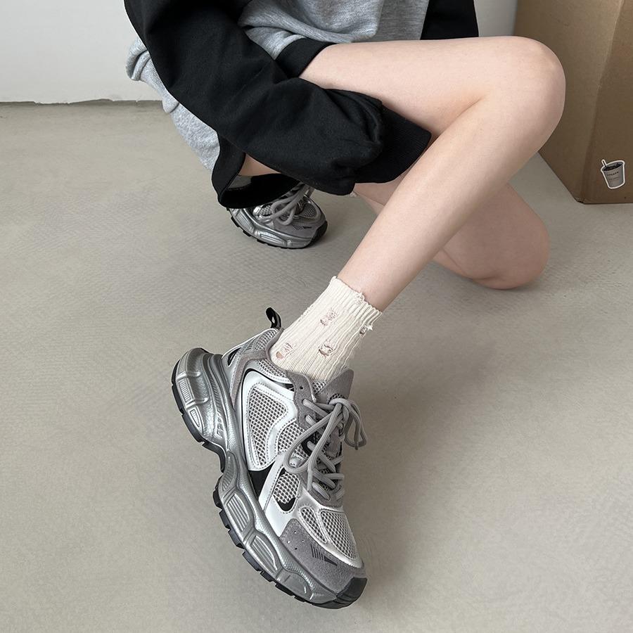 Демонстрация маленьких и универсальных стоп, увеличивающих рост, папины туфли на платформе, женская новая весенняя коллекция 2024 года в стиле Гонконга, легкая спортивная обувь в стиле ретро