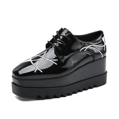 Универсальные туфли-маффины на платформе 2025, британский стиль, квадратный носок, лакированная кожа, танкетка, повседневные одинарные туфли, женские HZB-688