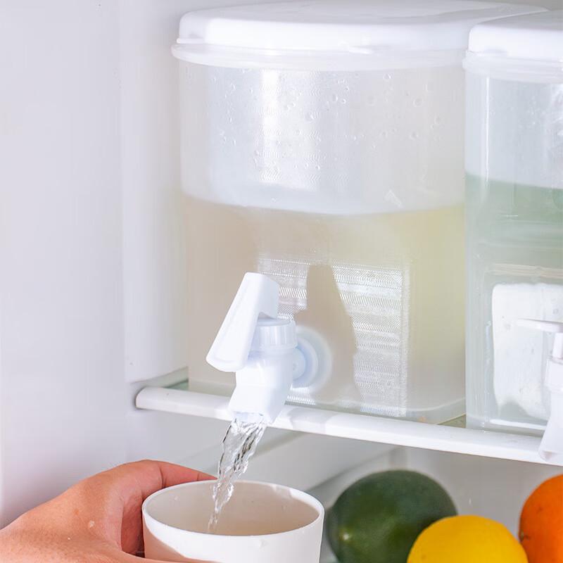 2.5L Plastic Cold Water Pitcher with Lid and Measuring Scale