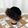 Элегантная шляпа рыбака с широкими полями из искусственного лисьего меха – модная, теплая и подчеркивающая фигуру для осени/зимы.