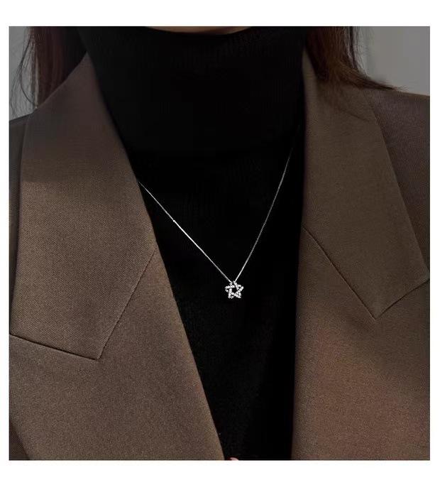 Сверкающее бриллиантовое ожерелье-звезда: Пятиконечная звезда из белого золота с покрытием из нейзильбера и настоящего золота для роскошного, высококлассного вида.