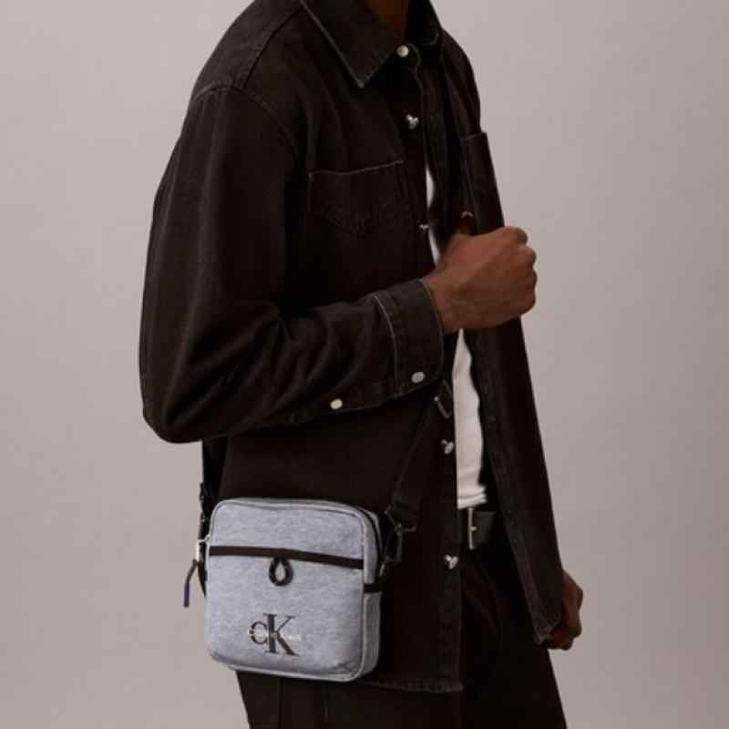 Calvin Klein JeanS Men S Bold Logo Nylon Header Square croSSbody 4d3408g Y07