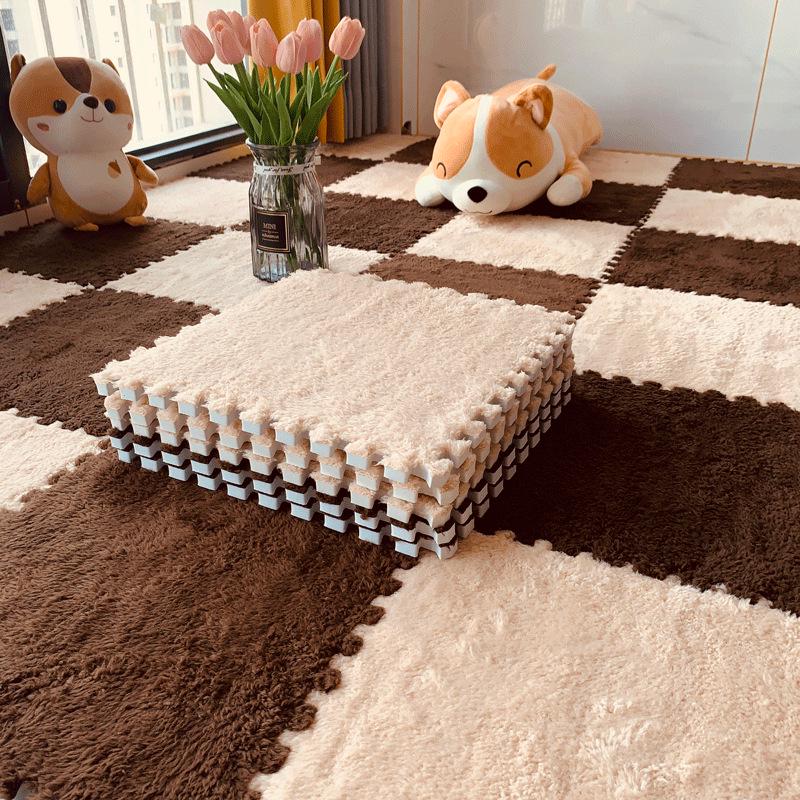 Мягкий тканевый клетчатый коврик для пола серого и бежевого цвета с соединяющимися плитками