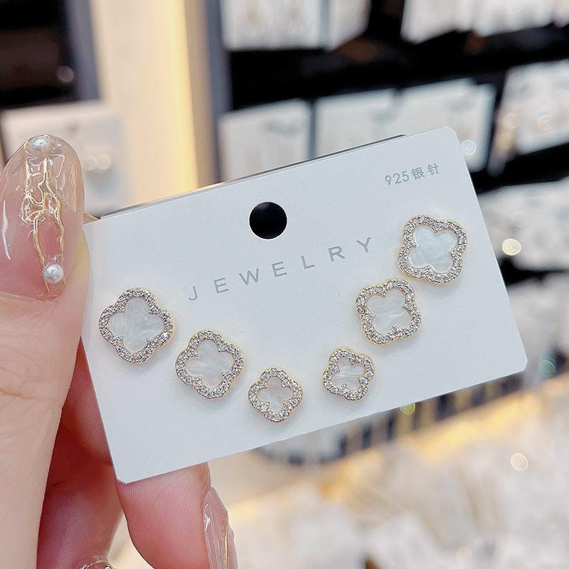 Elegant Tiny Four-Leaf Clover Stud Earrings Women Needle Micro Pave Floral Design Minimalist Fashion Jewelry